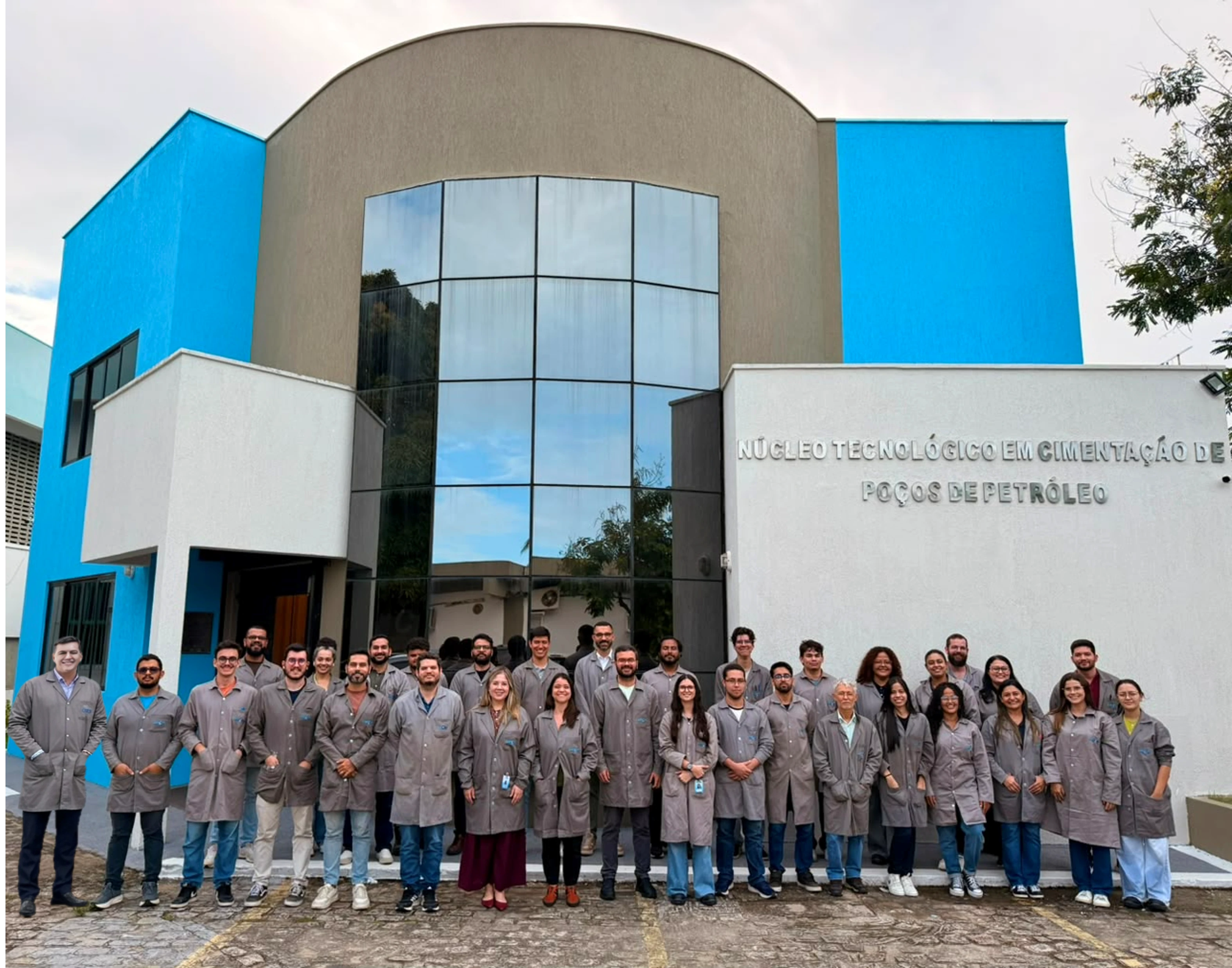 Equipe do LabCim reunida em frente ao prédio do laboratório no NTCPP/UFRN.